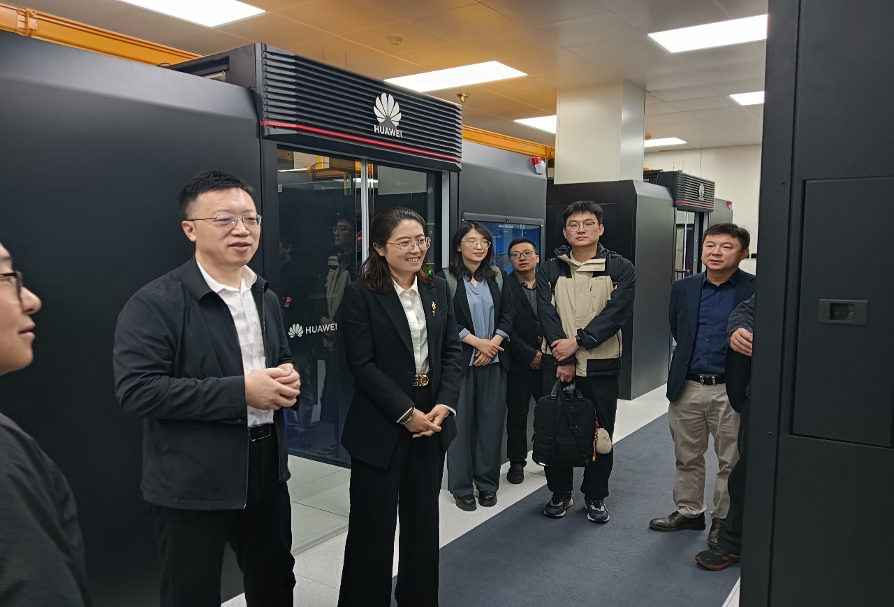 一群人站在室内合影 AI 生成的内容可能不正确。