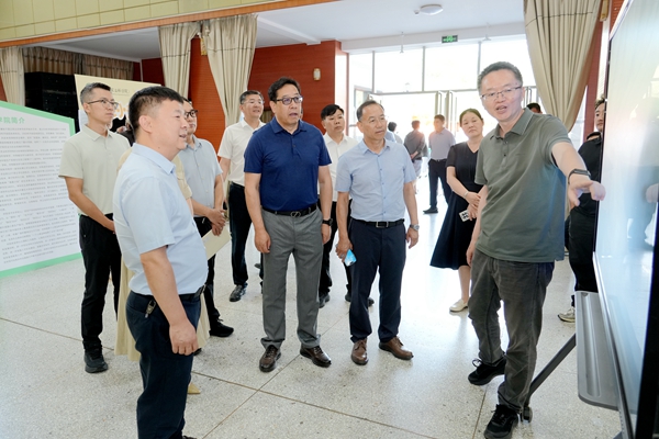 黄书记北校迎新点.jpg